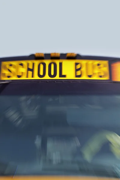 Gelber Schulbus in Bewegung — Stockfoto