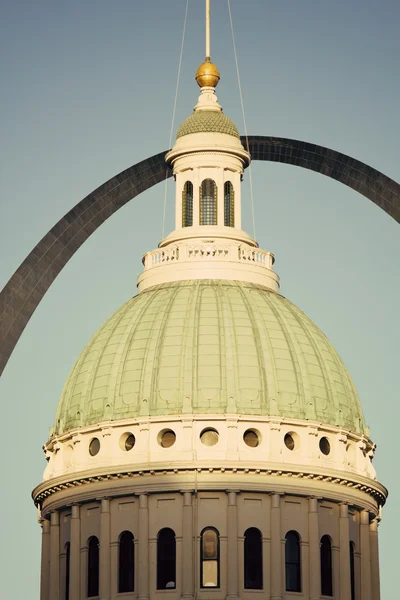 Old courthouse and the Archway — Stock Photo, Image
