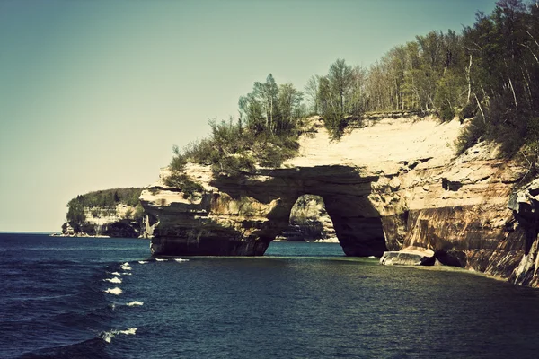 Arco em rochas pitorescas Lakeshore Nacional — Fotografia de Stock
