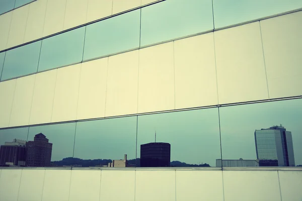 สกายไลน์ของชาร์ลสตันสะท้อนในตึกระฟ้า — ภาพถ่ายสต็อก