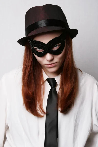 Frau in schwarzer Karnevalsmaske — Stockfoto