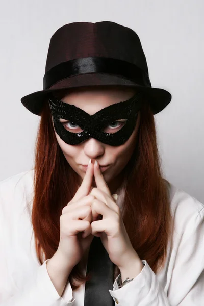 Mulher em uma máscara de carnaval preto — Fotografia de Stock