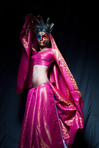 Mulher em vestido de carnaval e máscara veneziana — Fotografia de Stock