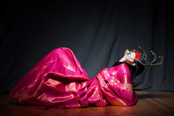 Femme en robe de carnaval et masque vénitien — Photo