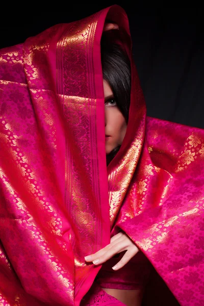 Femme dans un sari — Photo
