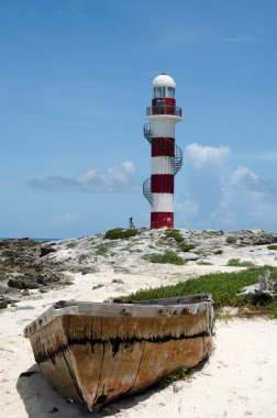 eski bir tekne punta cancun deniz feneri ve bir kız beyaz d önünde bozulması