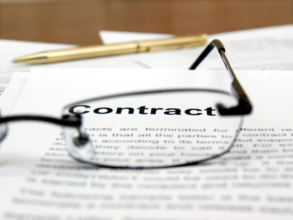 Gözlük ve kalem, sözleşme kağıtlara — Stok fotoğraf