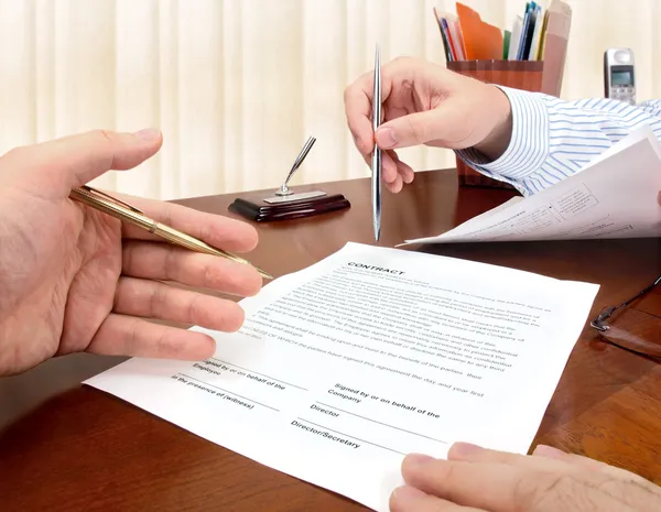 Signing a contract. — Stock Photo, Image