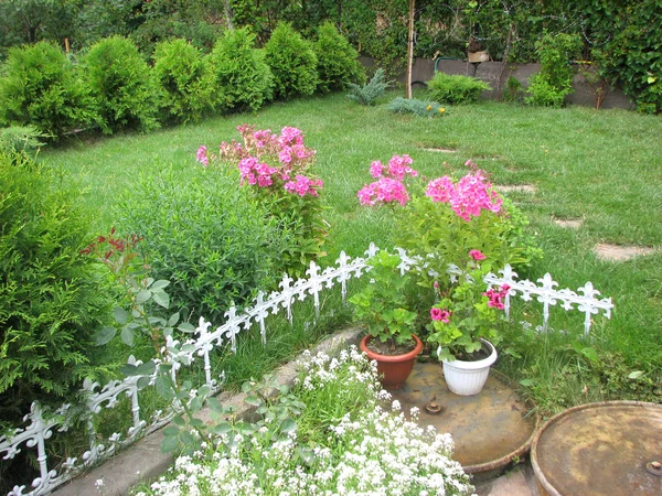 Landscaped flower garden — Stock Photo, Image