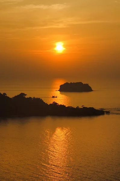 Помаранчевий захід сонця на тропічному острові — стокове фото
