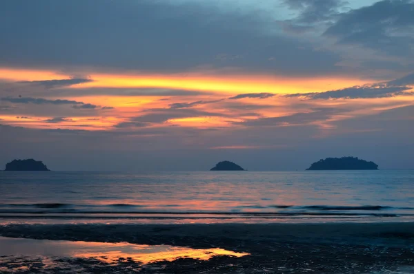 Όμορφο ηλιοβασίλεμα σε τροπική θάλασσα — Φωτογραφία Αρχείου