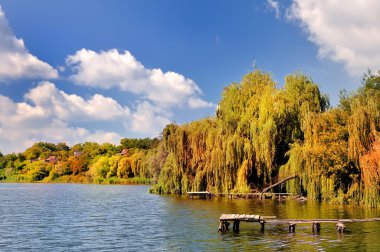 Ukrayna Gölü sonbahar manzara renkli ağaçlar
