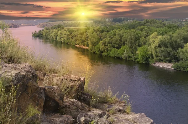 Landschap met rock en rivier op zonsondergang achtergrond — Stockfoto
