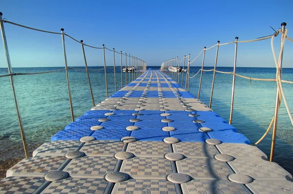 Понтонный мост в Красном море . — стоковое фото