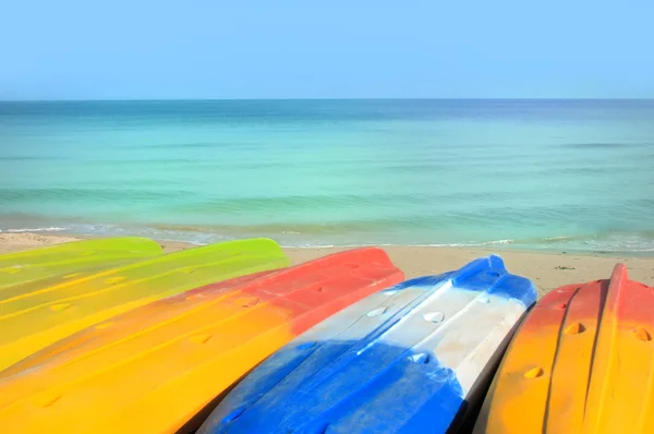 Färgglada kajaker på stranden. — Stockfoto