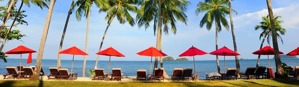 Panorama des perfekten tropischen Strandes mit roten Sonnenschirmen — Stockfoto