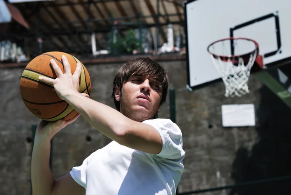 Basketbalspeler met onscherpe achtergrond Stockafbeelding