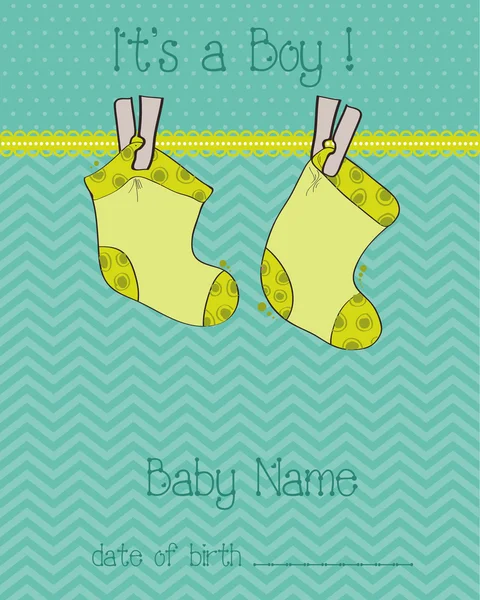 De kaart van de aankomst van baby jongen met sokken — Stockvector