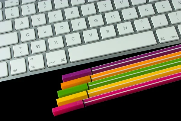 Срібна клавіатура і ручки — стокове фото