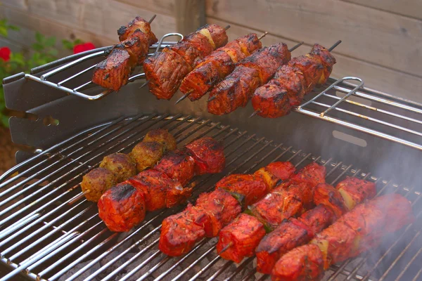 Barbecue with brochettes outside in the garden — Stock Photo, Image