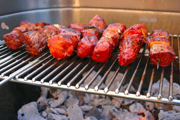 Barbecue avec brochettes et charbons — Photo