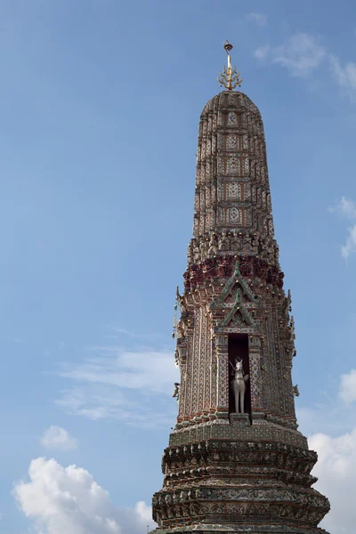 ワット ・ アルンラーチャワラーラームの塔 — ストック写真