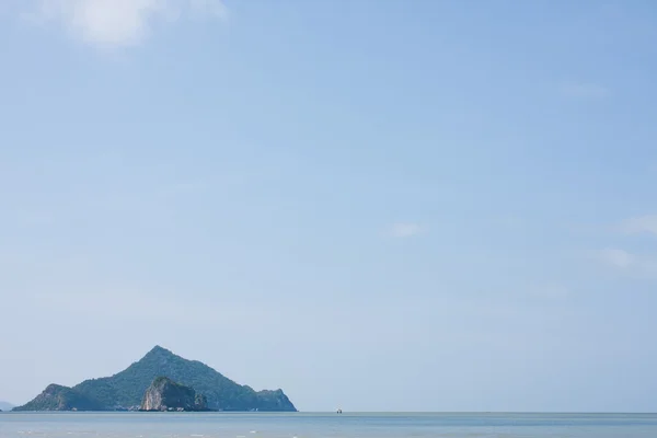 Denizde bir ada. — Stok fotoğraf