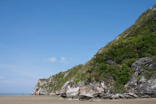 Каменная гора на пляже . — стоковое фото