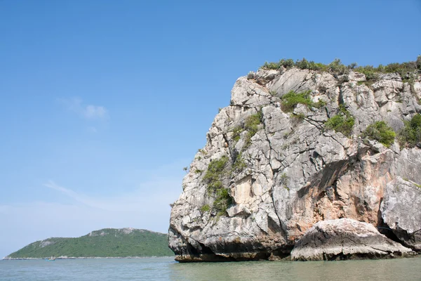 Wielka skała w morzu. — Zdjęcie stockowe