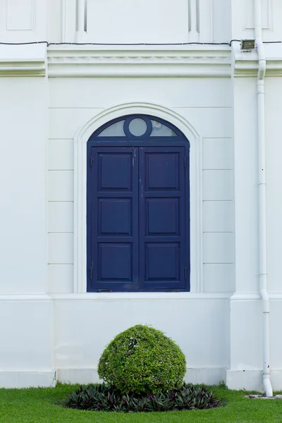 Modré okno ve zdi — Stock fotografie
