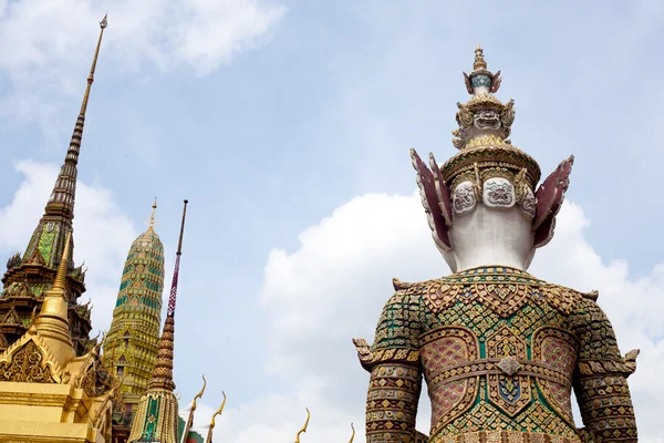 泰国的巨人和寺 — 图库照片