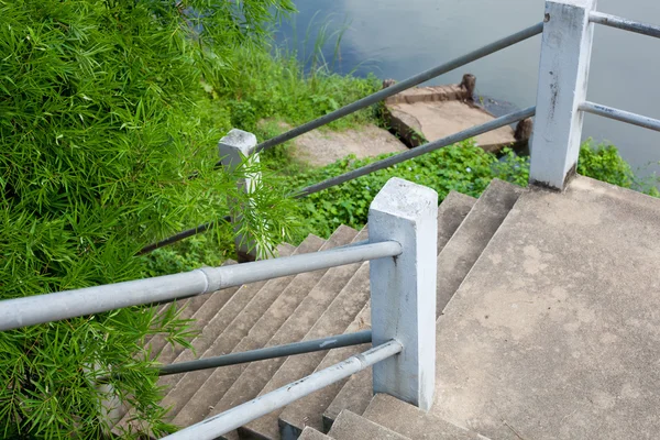 楼梯到河 — 图库照片