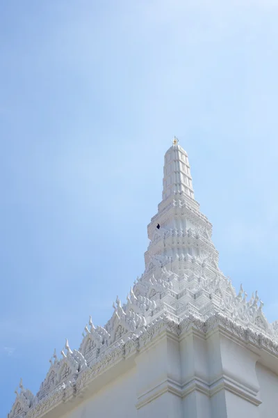 Pagoda Tempio nel cielo luminoso — Foto Stock