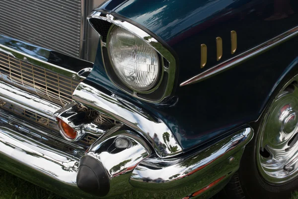 Front side of a classic car — Stock Photo, Image