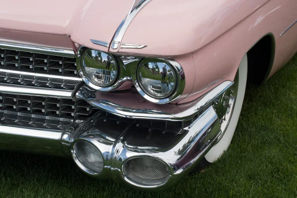 Framsidan av en rosa klassisk bil — Stockfoto