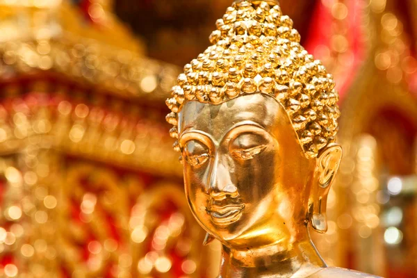 Rosto de ouro da estátua de Buda no templo Doi Suthep, Chiang Mai, Tailândia . — Fotografia de Stock