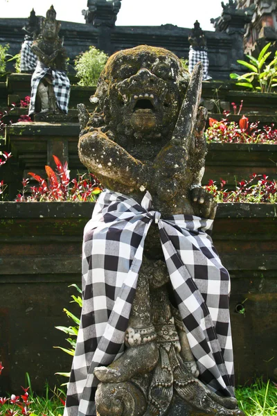 Estatua balinesa tallada en piedra, Bali, Indonesia —  Fotos de Stock