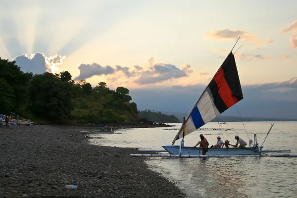 小さい帆船と夕焼け空 - バリ島の風景のシーン. — ストック写真