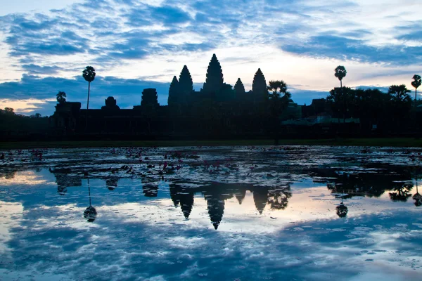Salida del sol en el complejo de templos Angkor Wat en Siem Reap, Camboya . — Foto de Stock