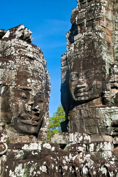 Usmívající se tváře ve wat bayon v komplexu angkor wat, sieam sklízet, Kambodža. — Stock fotografie
