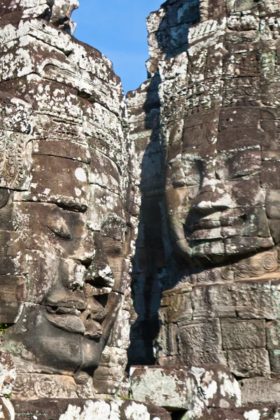 Rostos sorridentes em wat Bayon em Angkor wat complex, Sieam Reap, Camboja . — Fotografia de Stock