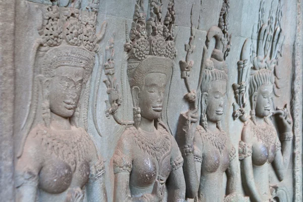 Detail of stone Apsara (Devata) carving in Angkor Wat complex — Stock Photo, Image