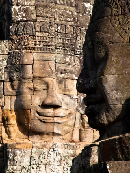 Lächelnde Gesichter in wat bajon in angkor wat complex, sieam reap, Kambodscha. — Stockfoto