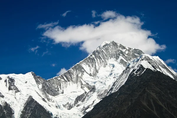 O cume do monte Minya Konka na província de Sichuan, na China — Fotografia de Stock