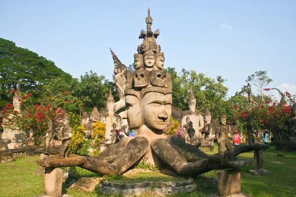 Sochy Buddhy v krásné a bizarní buddha park ve vientiane, laos. — Stock fotografie