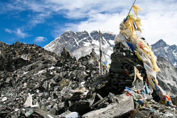 Gebetsfahnen auf einem Gipfel des Kongma la pass, Nepal — Stockfoto
