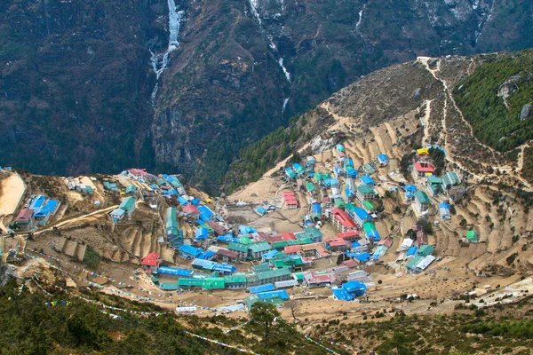 Sherpa byn namche bazar ligger i khumbu (everest), nepal. — Stockfoto
