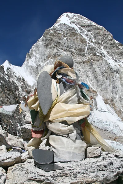 Ange en pierre à la mémoire des alpinistes sur le sommet de Kala Pattar et mo — Photo