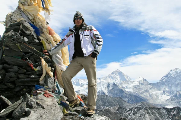 Ein Mann steht auf dem Gipfel des Kongma-la-Passes mit dem Berg Makalu im Hintergrund — Stockfoto