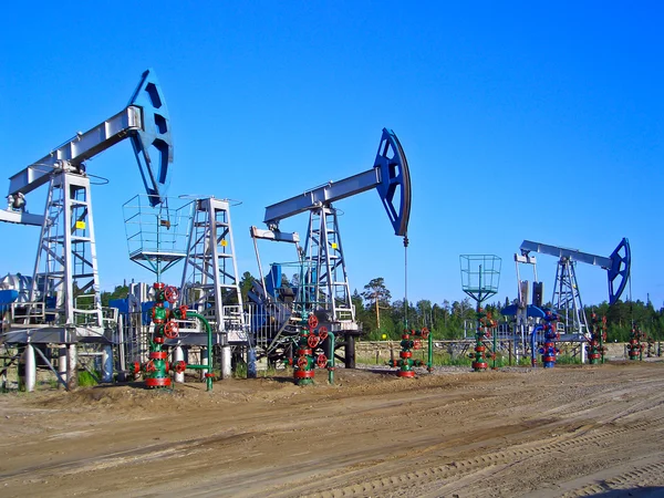 Bombas de petróleo em Surgut, Rússia. Equipamento da indústria petrolífera — Fotografia de Stock